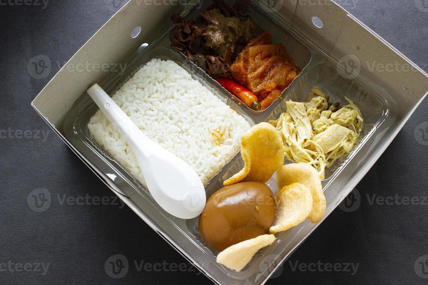 Lunchboxen Gudeg ähneln Bento-Boxen - Reisboxen, Reis, Catering-Boxen, Gastronomie, Reis warm, süße Eier, Krecek, Tofu, Tempeh, Hühnchenstücke, foto