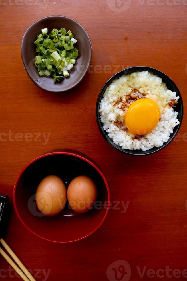 Tamago Kake Gohan oder rohes Ei auf Reis. traditionelles essen aus japan, zum frühstück essen foto