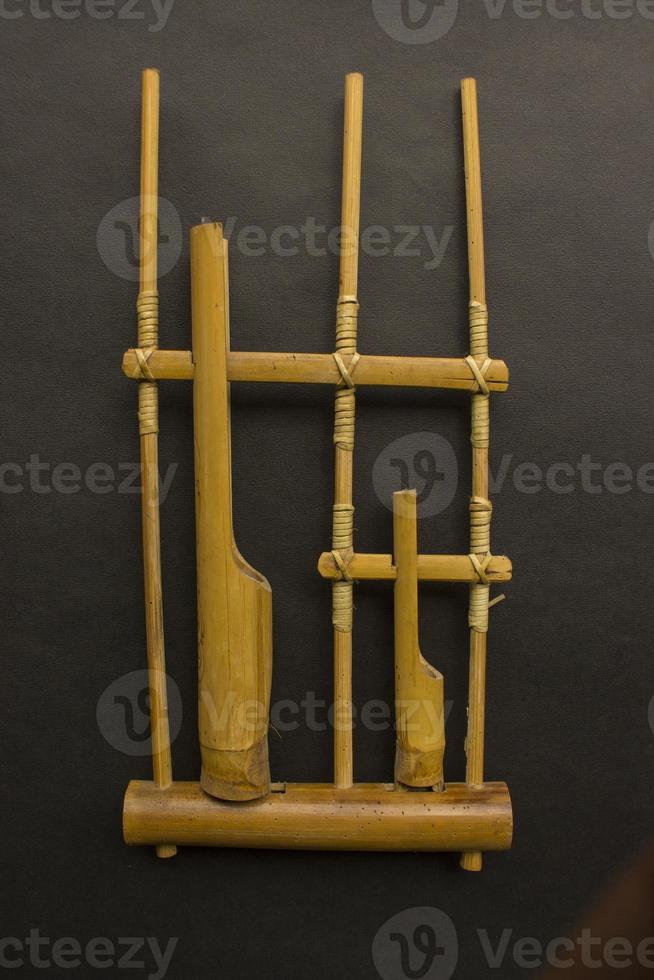 angklung, das traditionelle sundanesische Musikinstrument aus Bambus. isoliert auf weißem Hintergrund foto