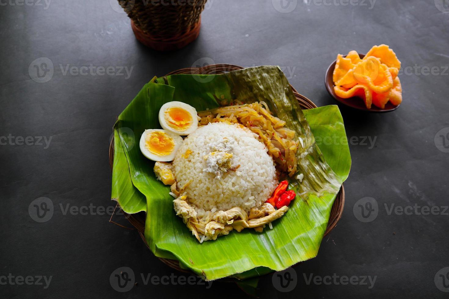 Nasi Liwet Solo oder Sego Liwet Solo ist ein traditionelles Essen aus Surakarta. aus wohlschmeckendem Reis, Chayote und gekochtem Ei, Hühnchen, dicker Kokosmilch, serviert auf einem Bananenblatt foto