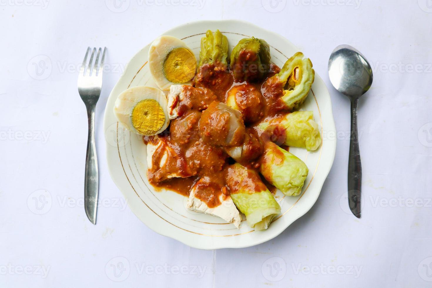 Siomay oder Dumplings ist ein traditionelles indonesisch-chinesisches Essen mit Erdnusssoße. siomay machte Knödel, Tofu, Kohlrouladen, Kartoffeln, Bitterkürbis und Erdnusssauce. dim sum, shaomai, siu maai, shaomai foto