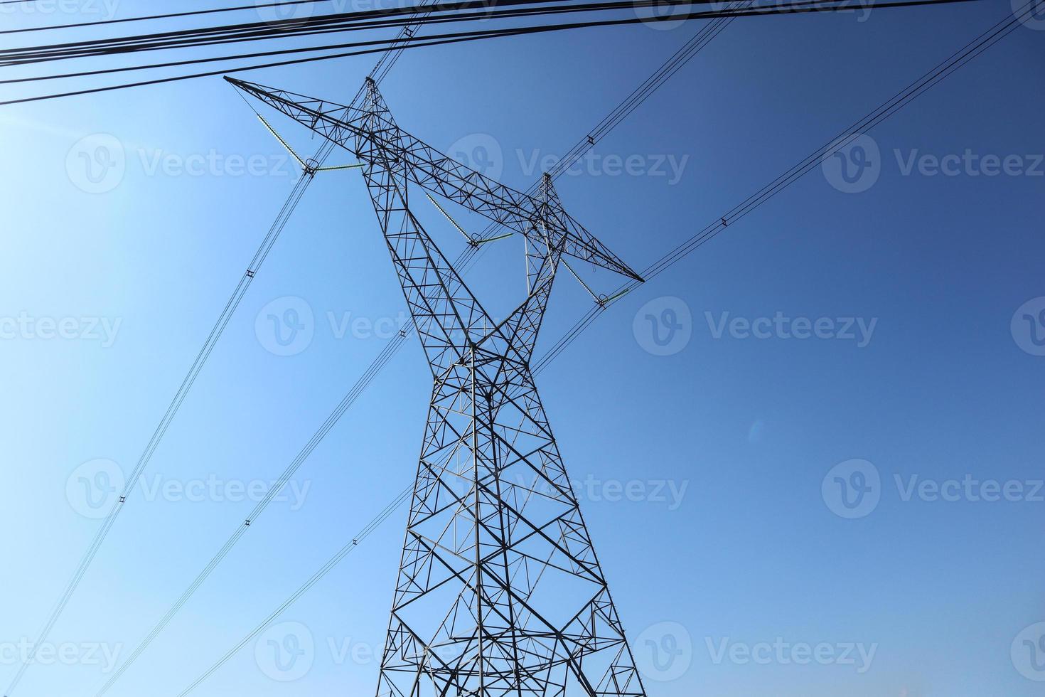 Hochspannungsmasten. der Pylon skizziert Hochspannungsleitungen Indonesien Sutet am blauen Himmel foto