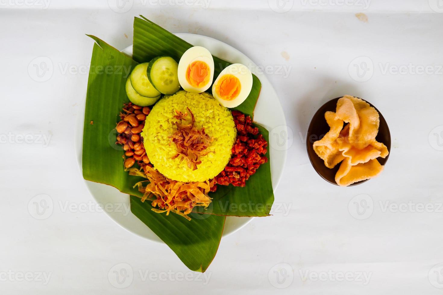 nasi kuning oder gelber reis oder kurkumareis ist ein traditionelles essen aus asien, hergestellter reis gekocht mit kurkuma, kokosmilch r foto