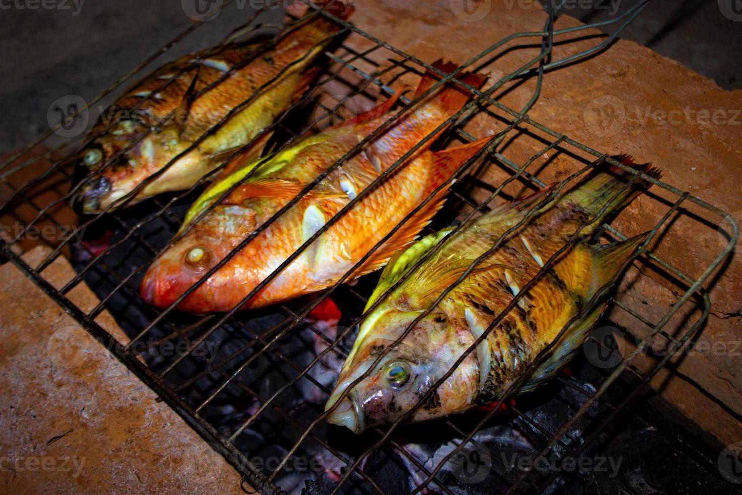 gegrillter fisch nil-tilapia auf holzkohlegrill gegrillter fisch nil-tilapia auf holzkohlegrill foto