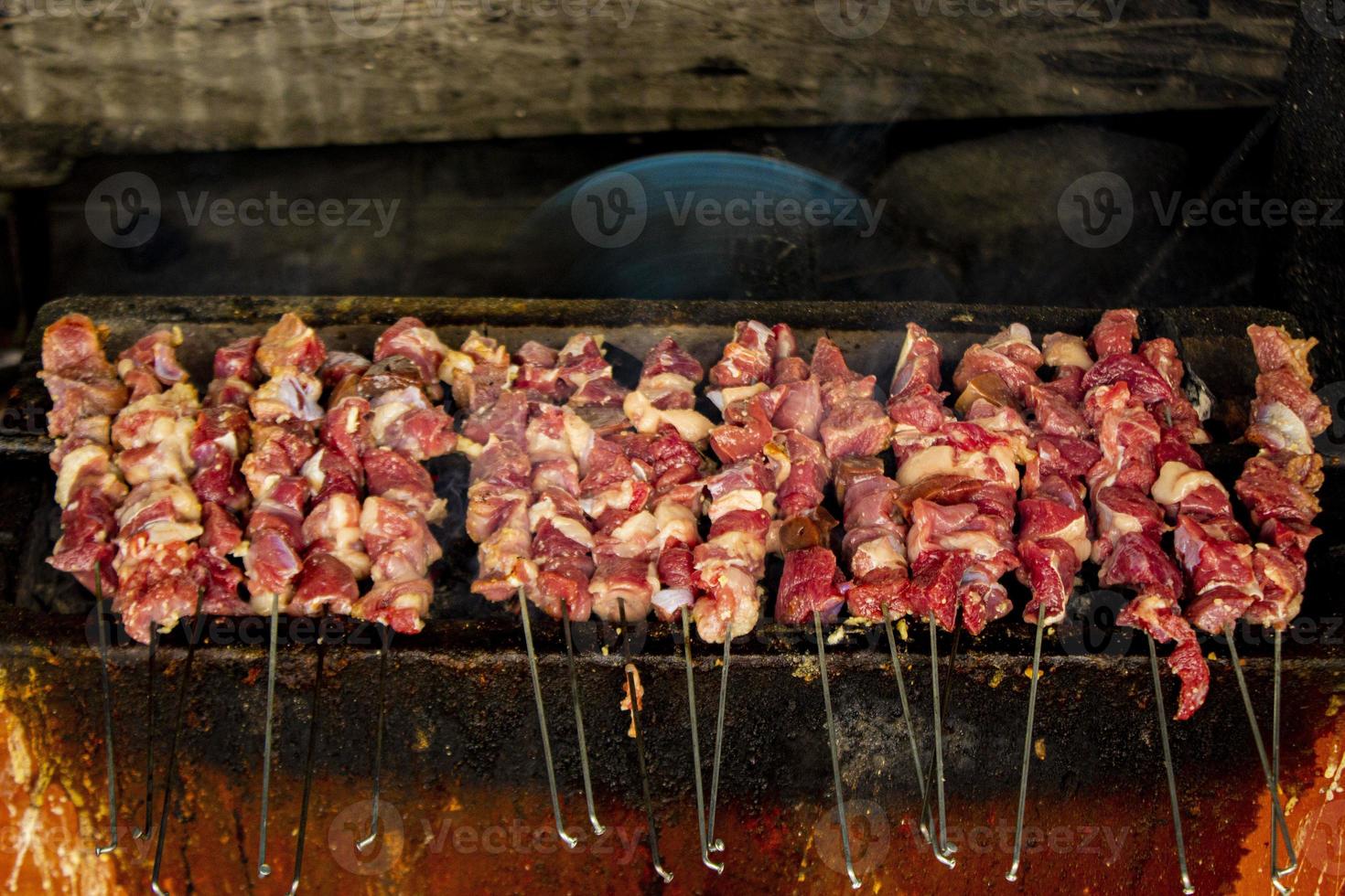 sate klatak oder sate kambing oder satay ziege, lamm, lamm oder fleisch ziege satay mit holzkohlezutat auf rotem feuer grillen von menschen, indonesien kochen satay. mit selektivem Fokus foto