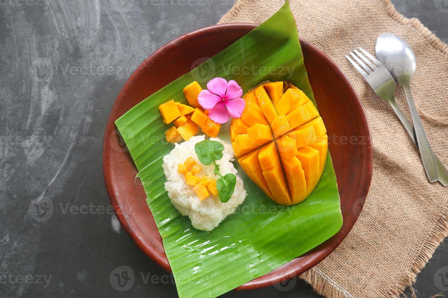 Mango Sticky Rice ist ein thailändisches Dessert aus Klebreis, Mango und Kokosmilch. foto