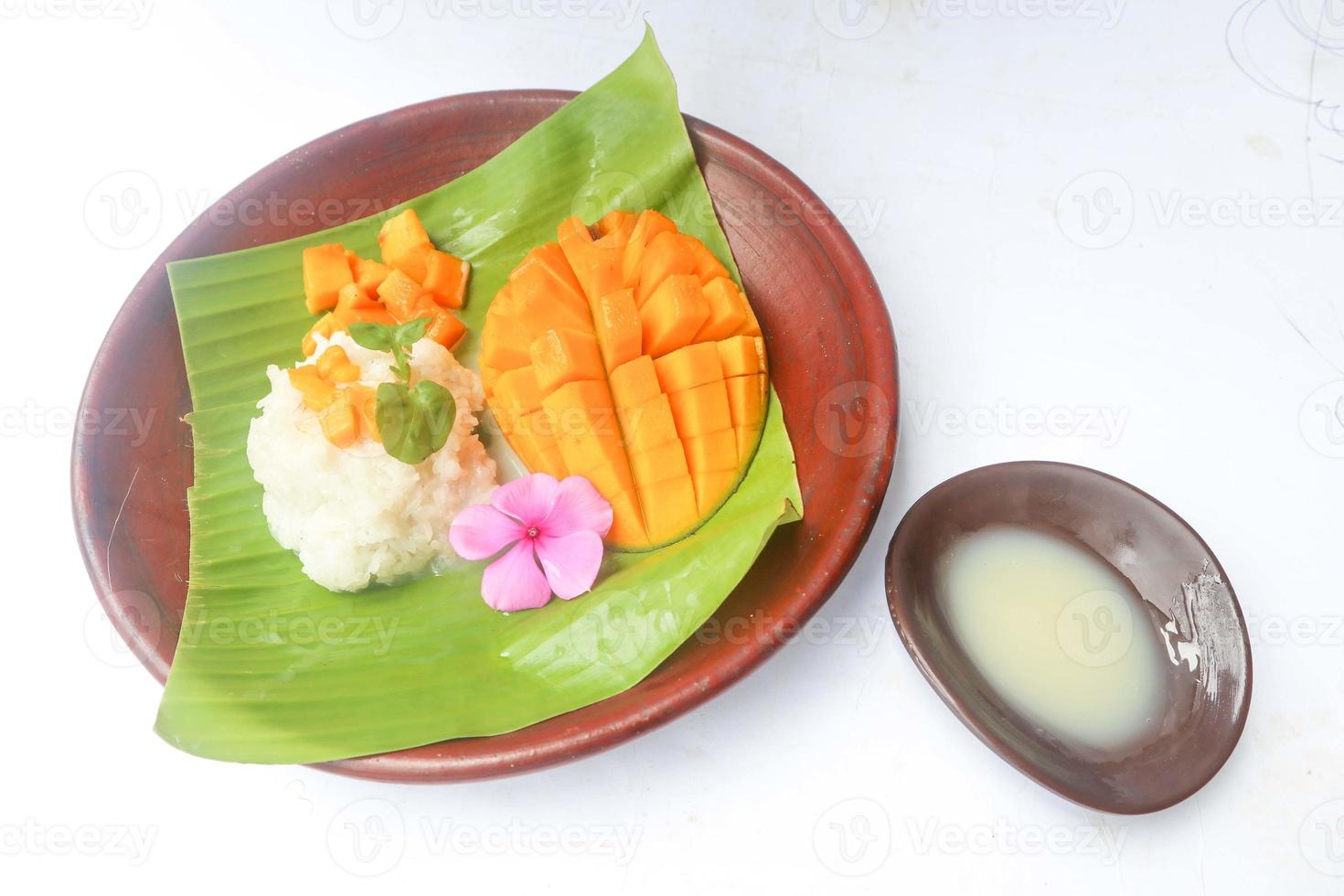 Mango Sticky Rice ist ein thailändisches Dessert aus Klebreis, Mango und Kokosmilch. isoliert auf weißem Hintergrund foto