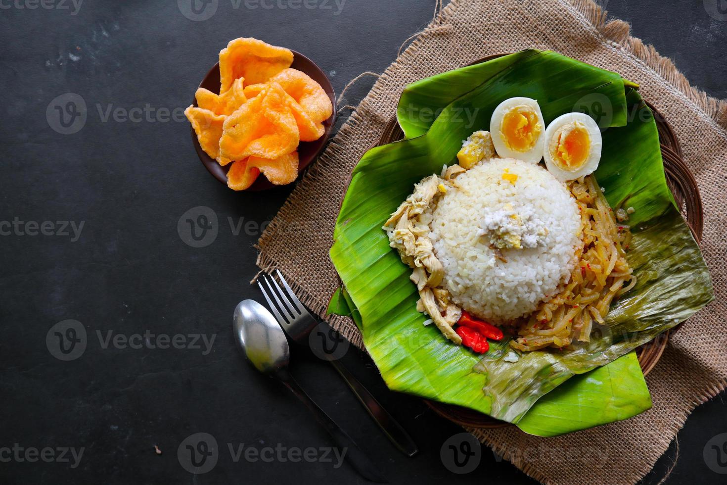 Nasi Liwet Solo oder Sego Liwet Solo ist ein traditionelles Essen aus Surakarta. aus wohlschmeckendem Reis, Chayote und gekochtem Ei, Hühnchen, dicker Kokosmilch, serviert auf einem Bananenblatt foto