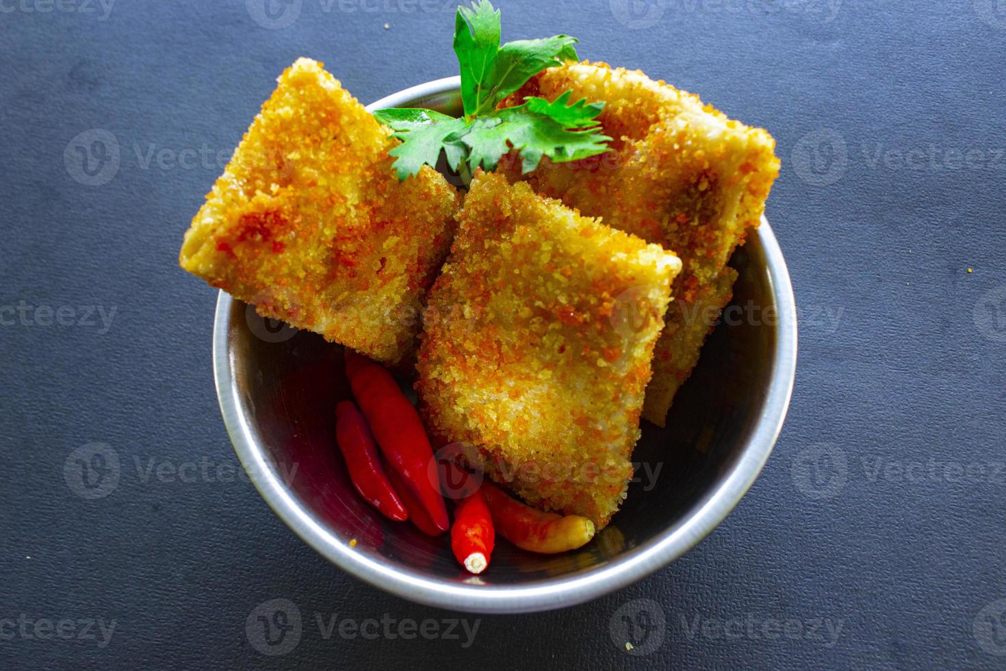 frittierte risole oder risol mayo sind indonesische snacks. wie coxinha de galinha. serviert mit Chilisauce, Sellerie auf Holzplatte foto