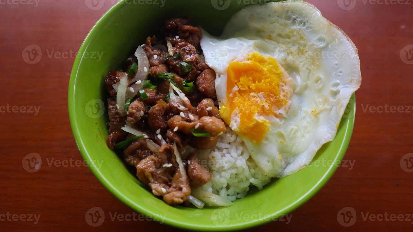 Bibimbap-Reis in einer Schüssel, Bibimbap ist ein koreanisches Gericht, Reis in einer Schüssel mit Gemüse, Rindfleisch, Eiern und würziger Gochujang-Sauce Reisschüssel foto