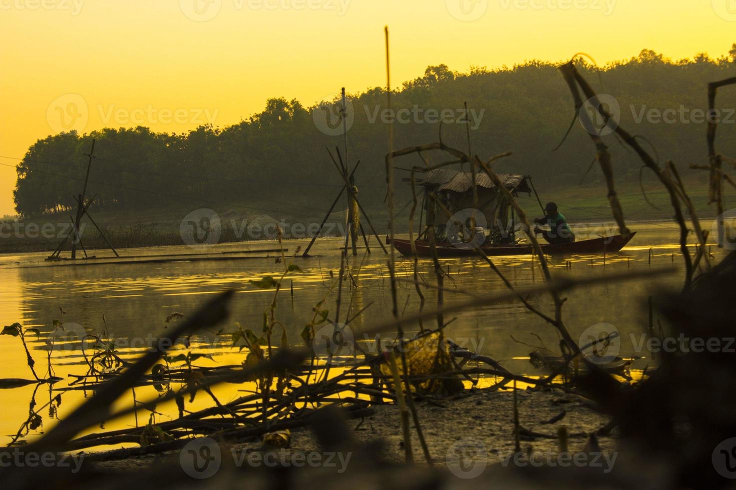 Keramba Ikan, Fischzucht im See. Keramba Ikan ist ein traditioneller Fischkäfig, eine traditionelle Aquakulturfarm in Indonesien foto