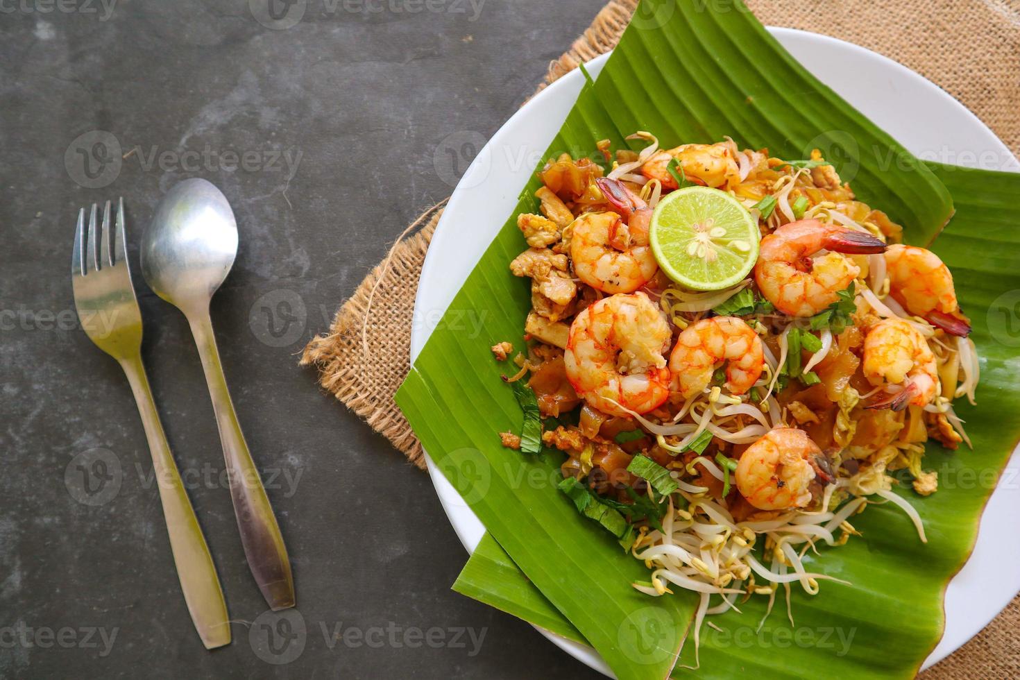 pad thai, oder phad thai, ist ein gebratenes reisnudelgericht aus thailand. aus Reisnudeln, Sojasprossen, Eiern, Garnelen und thailändischen Gewürzen foto