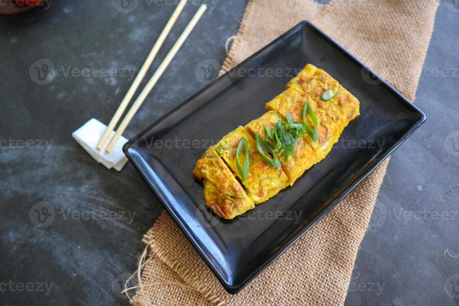 telur dadar gulung oder tamagoyaki oder japanische eierrolle. Gyeran Mari oder koreanisches gerolltes Omelett. Spiegelei foto