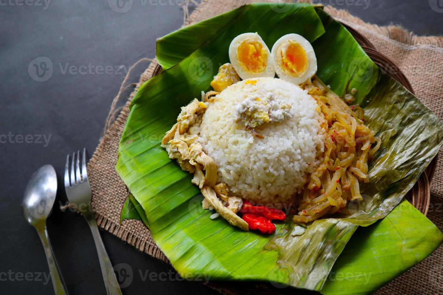Nasi Liwet Solo oder Sego Liwet Solo ist ein traditionelles Essen aus Surakarta. aus wohlschmeckendem Reis, Chayote und gekochtem Ei, Hühnchen, dicker Kokosmilch, serviert auf einem Bananenblatt foto