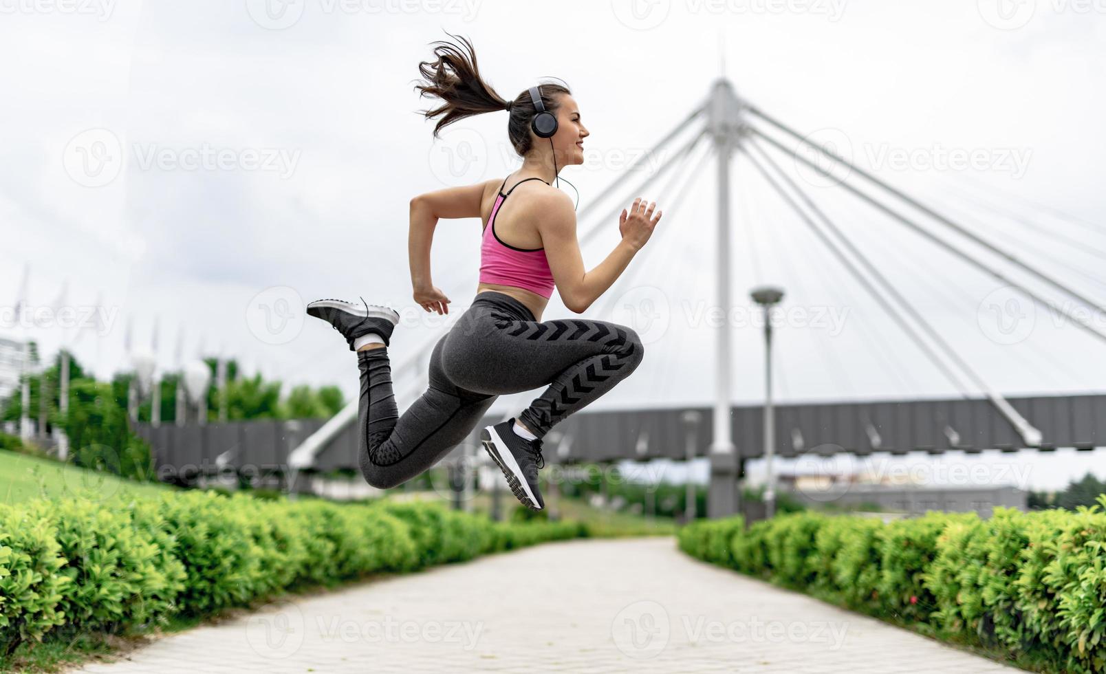 Sportlerin springt vor Freude bis zur Übung. foto