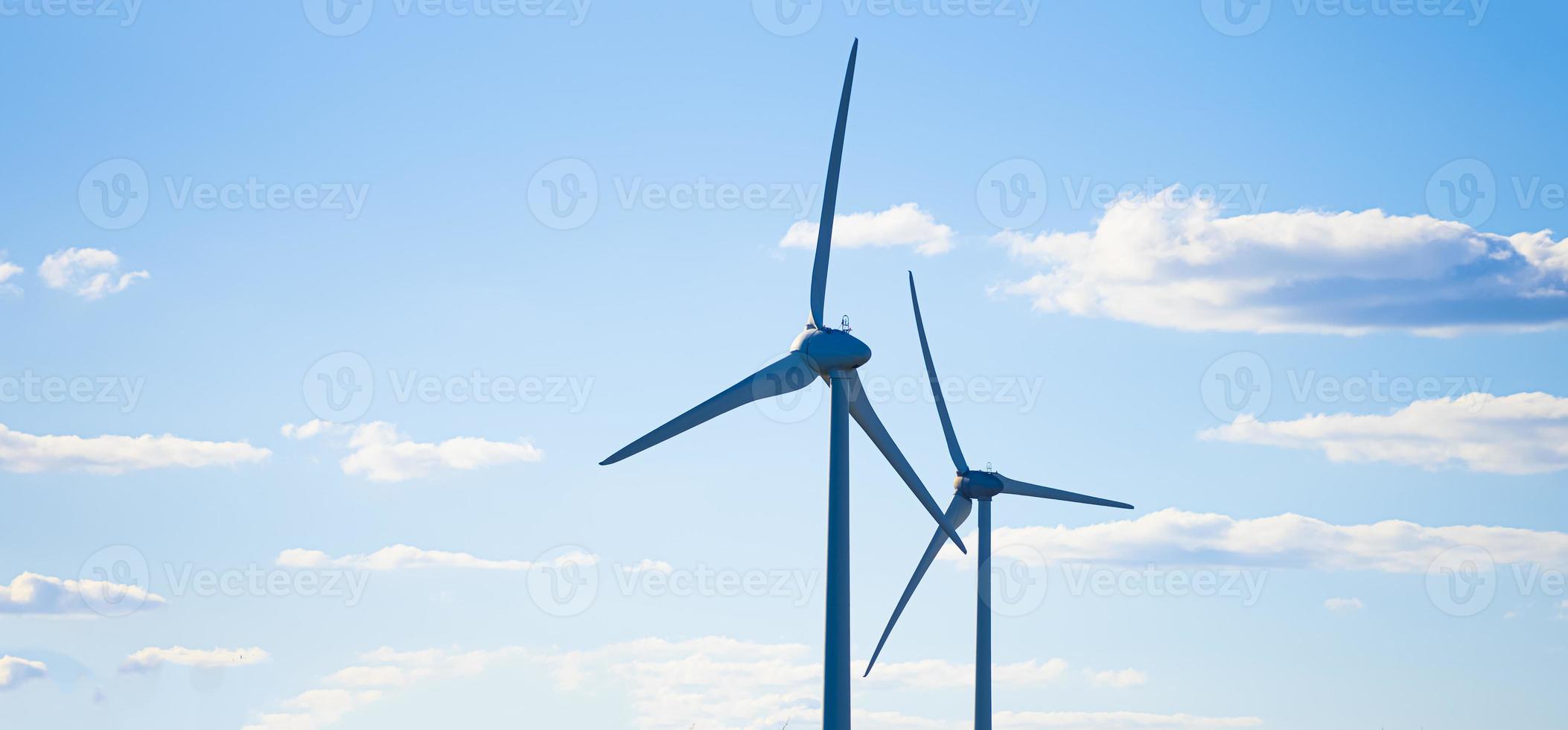 Windkraftanlagen an einem sonnigen Morgen foto