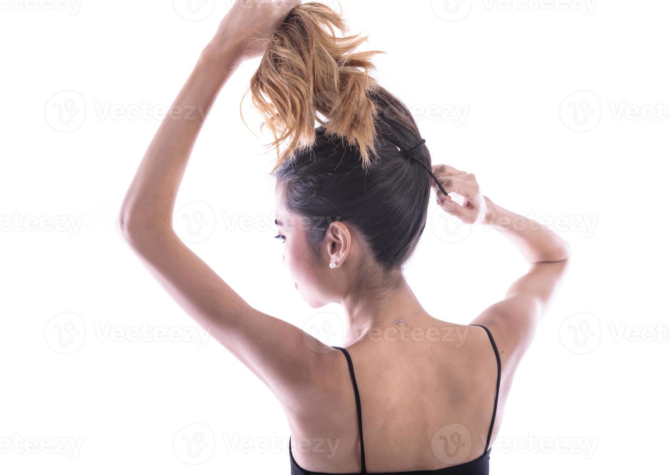 Rückansicht einer jungen Frau, die ihr Haar zu einem Knoten gebunden hat. isoliert foto