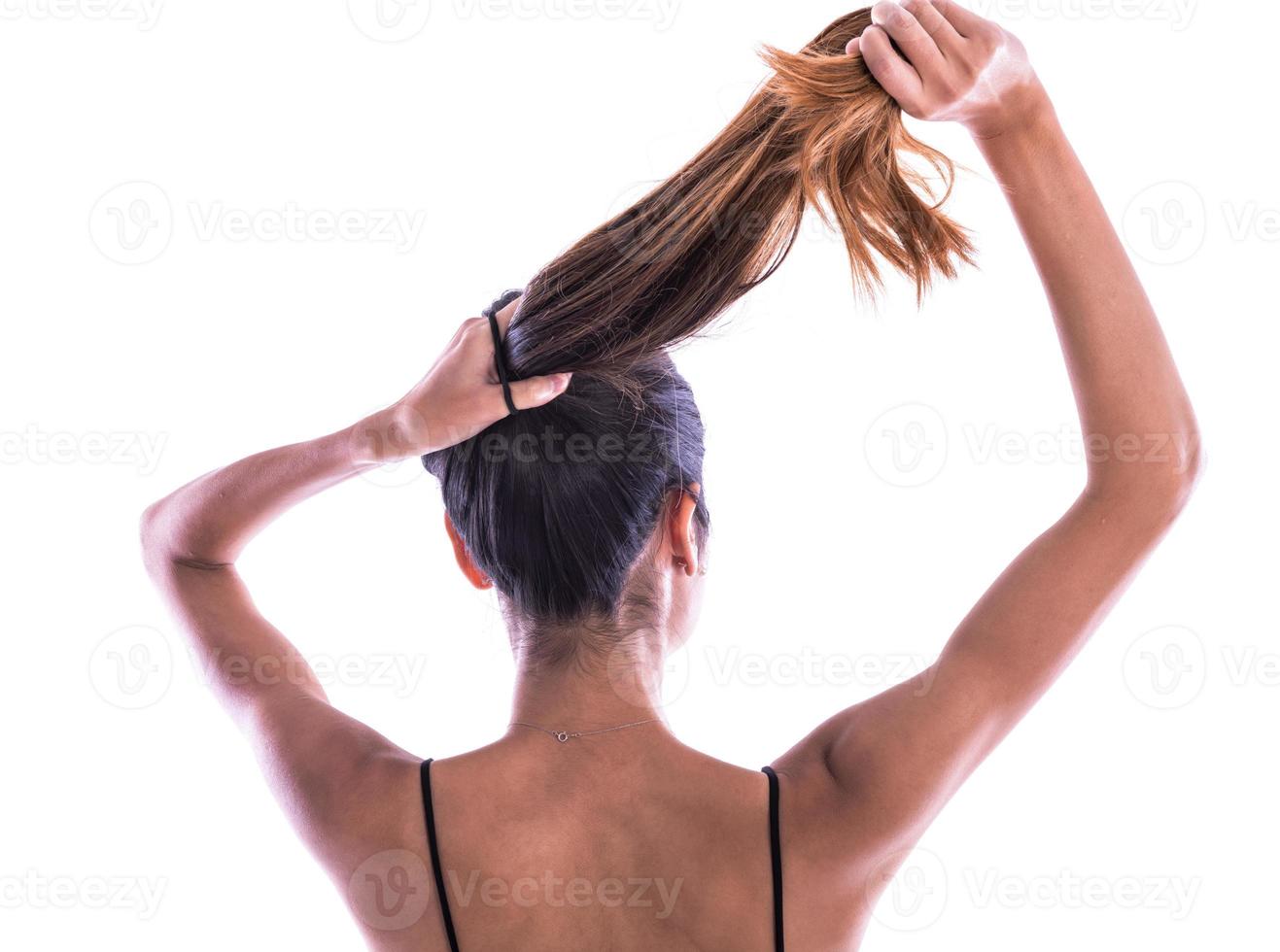 Rückansicht einer jungen Frau, die ihr Haar zu einem Knoten gebunden hat. isoliert foto