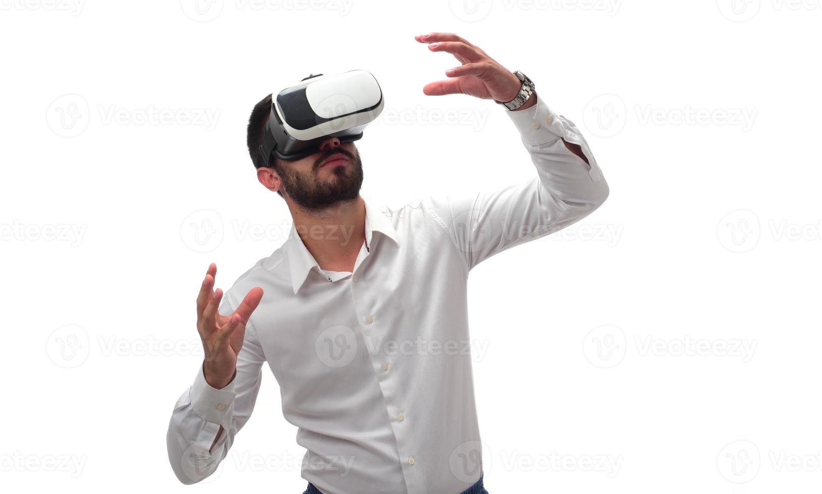 Mann, der virtuelle Realität mit Virtual-Reality-Brille erlebt foto