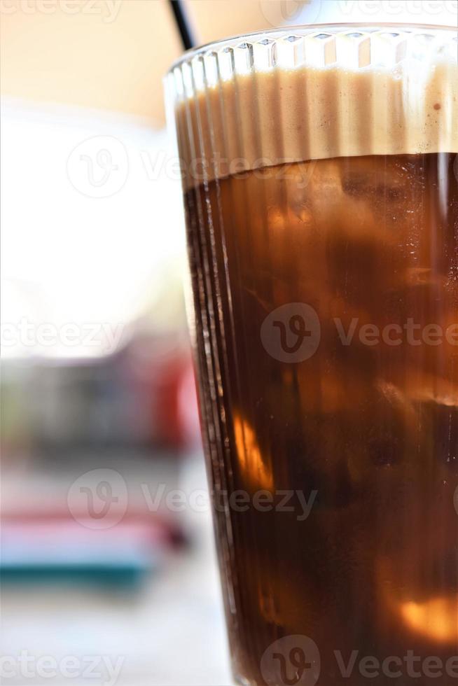 Glas mit erfrischendem Saft an der Bar. Zitruscocktail über Eis, Details zum Orangencocktail foto