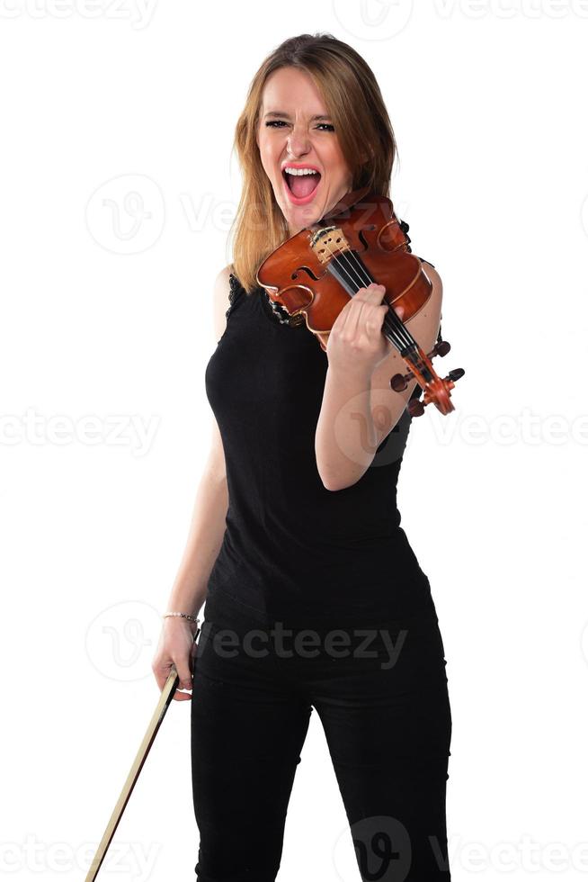 schönes natürliches blondes Mädchen, das Geige hält und spielt. foto