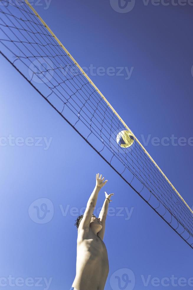 Kind spielt Volleyball an einem schönen Sommertag foto