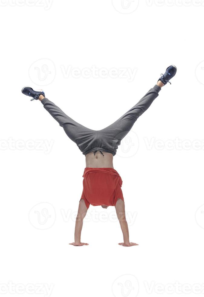 männliches Model, das Breakdance-Routine macht. isoliert auf weißem Hintergrund foto