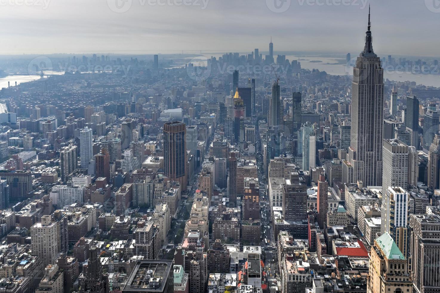 blick auf die wolkenkratzer entlang der skyline von new york tagsüber. foto