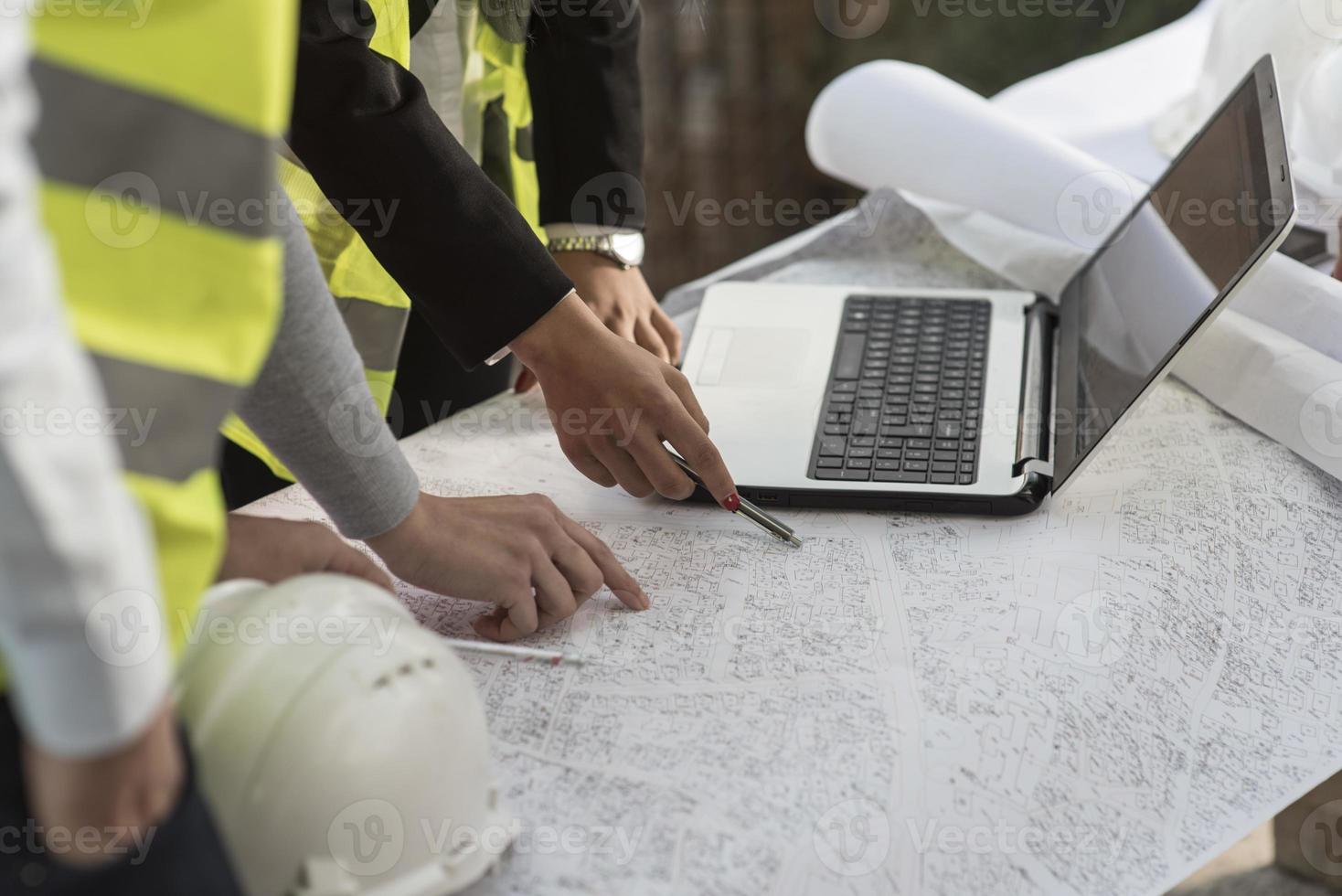 Bauingenieure auf der Baustelle. Konstruktionskonzept. foto