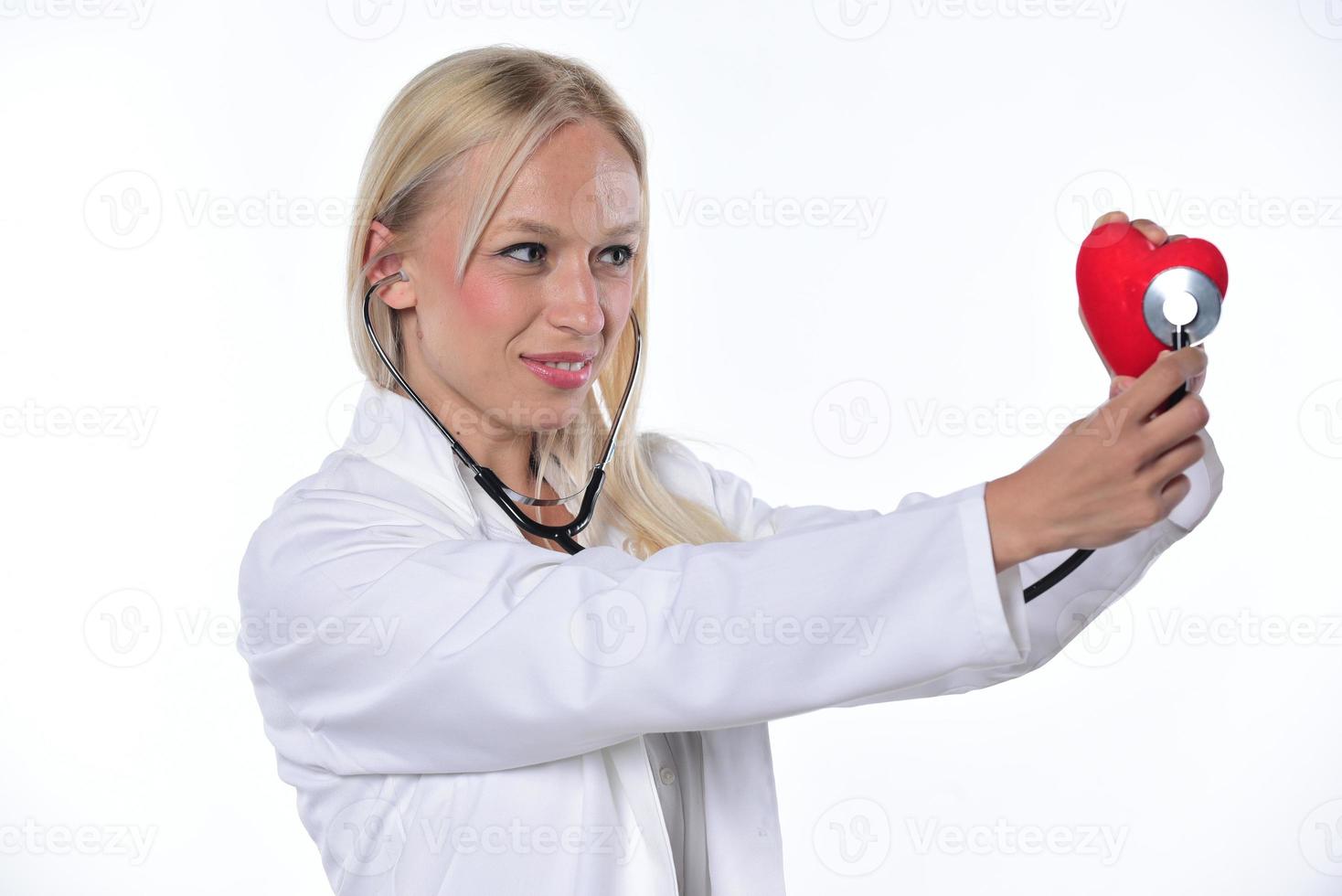 Cardio-Herzchirurg Hände halten rote Herzform auf weißem Hintergrund foto