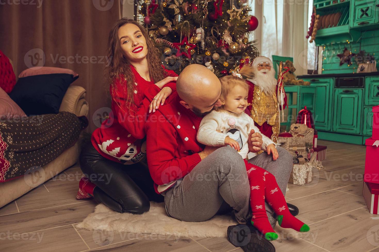 glückliche junge familie mit tochter feiern gemeinsam weihnachten und neujahr foto