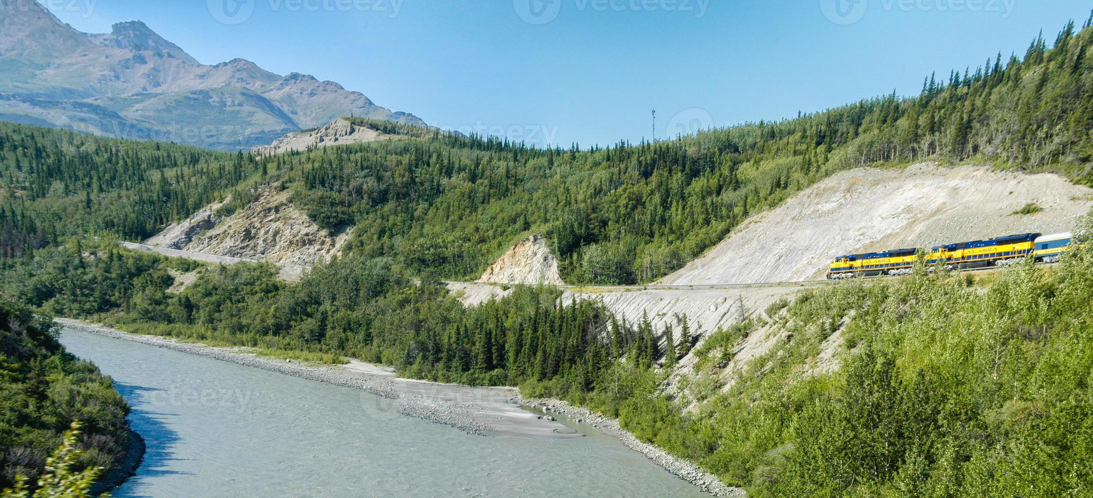 Alaska Railroad fährt an einem hellen Sommertag durch Alaska foto