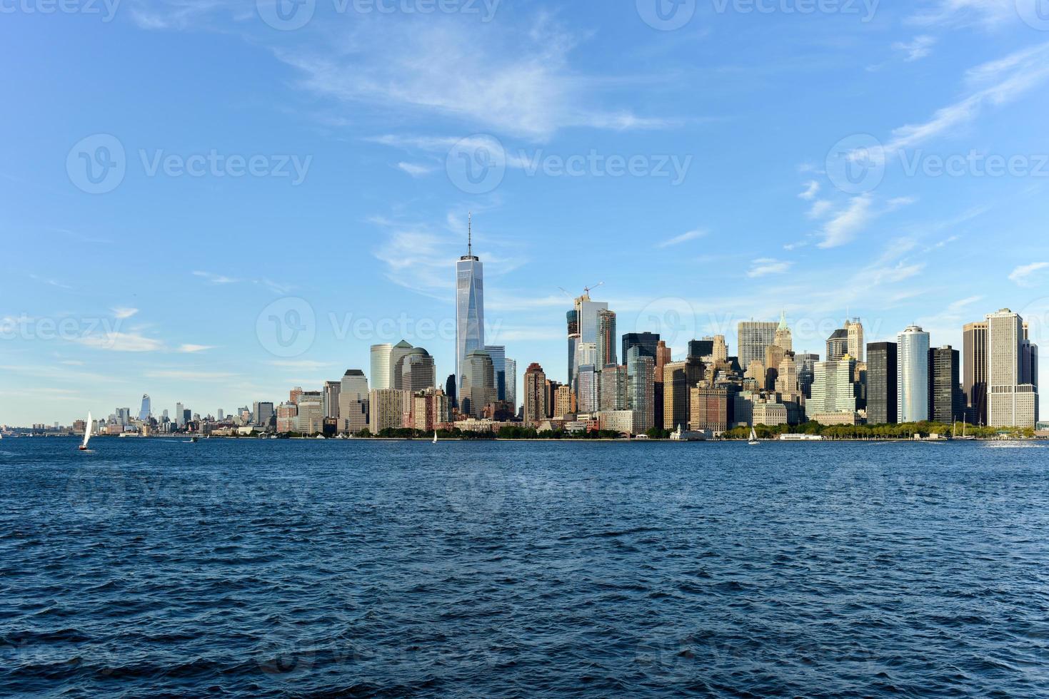 blick auf die skyline von new york an einem sommertag. foto