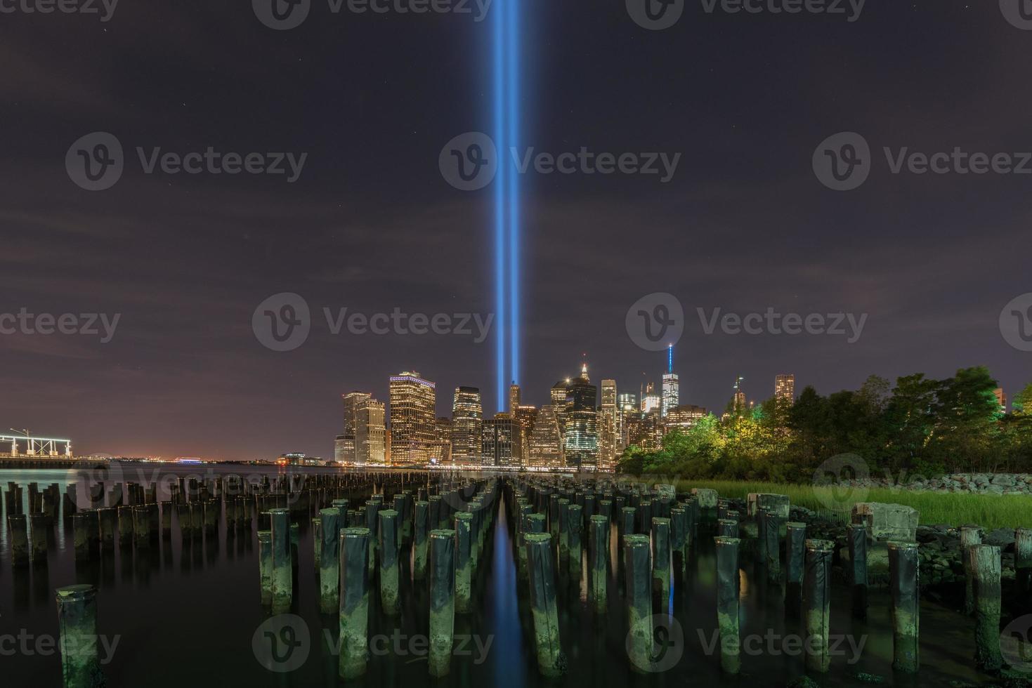 new york city manhattan skyline der innenstadt bei nacht mit dem tribute in light zur erinnerung an den 11. september. foto