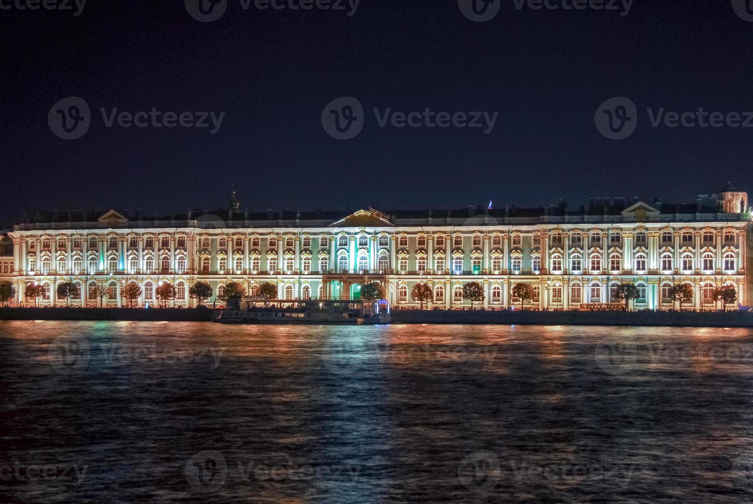 winterpalast von der newa in sankt petersburg, russland bei nacht foto