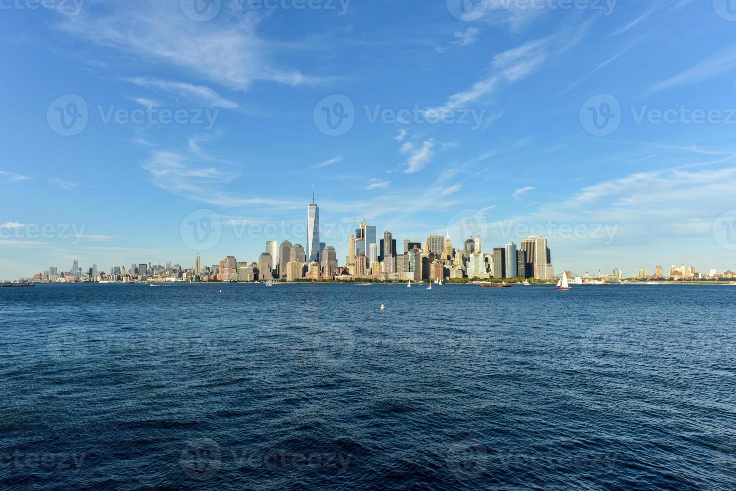 blick auf die skyline von new york an einem sommertag. foto