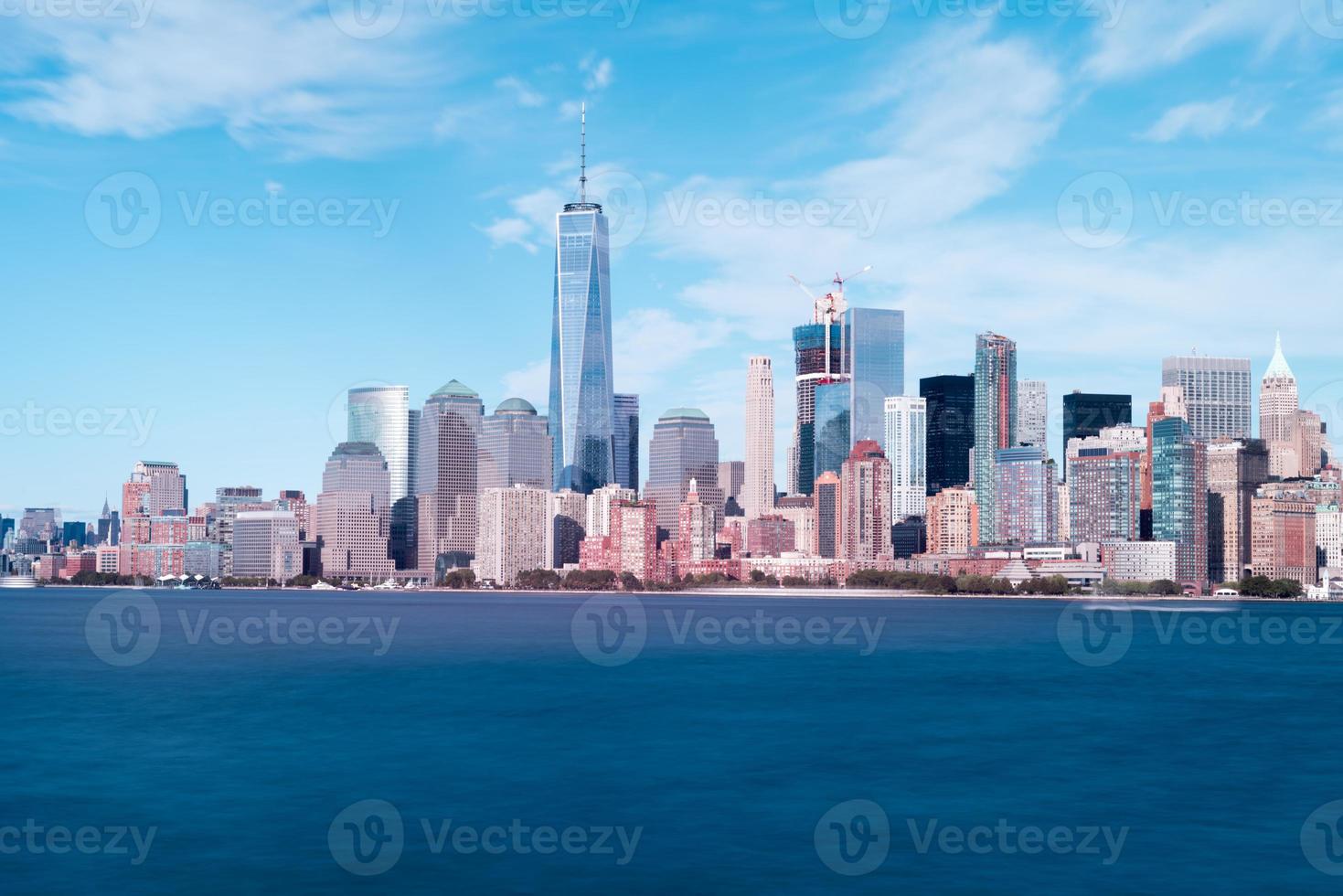 blick auf die skyline von new york an einem sommertag. foto