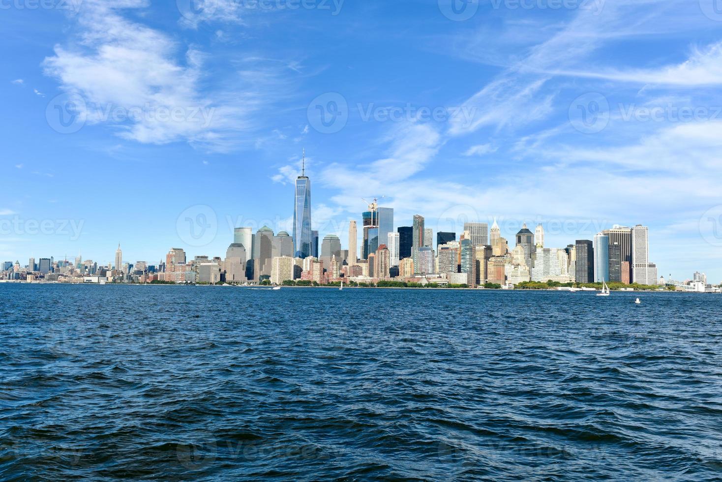 blick auf die skyline von new york an einem sommertag. foto