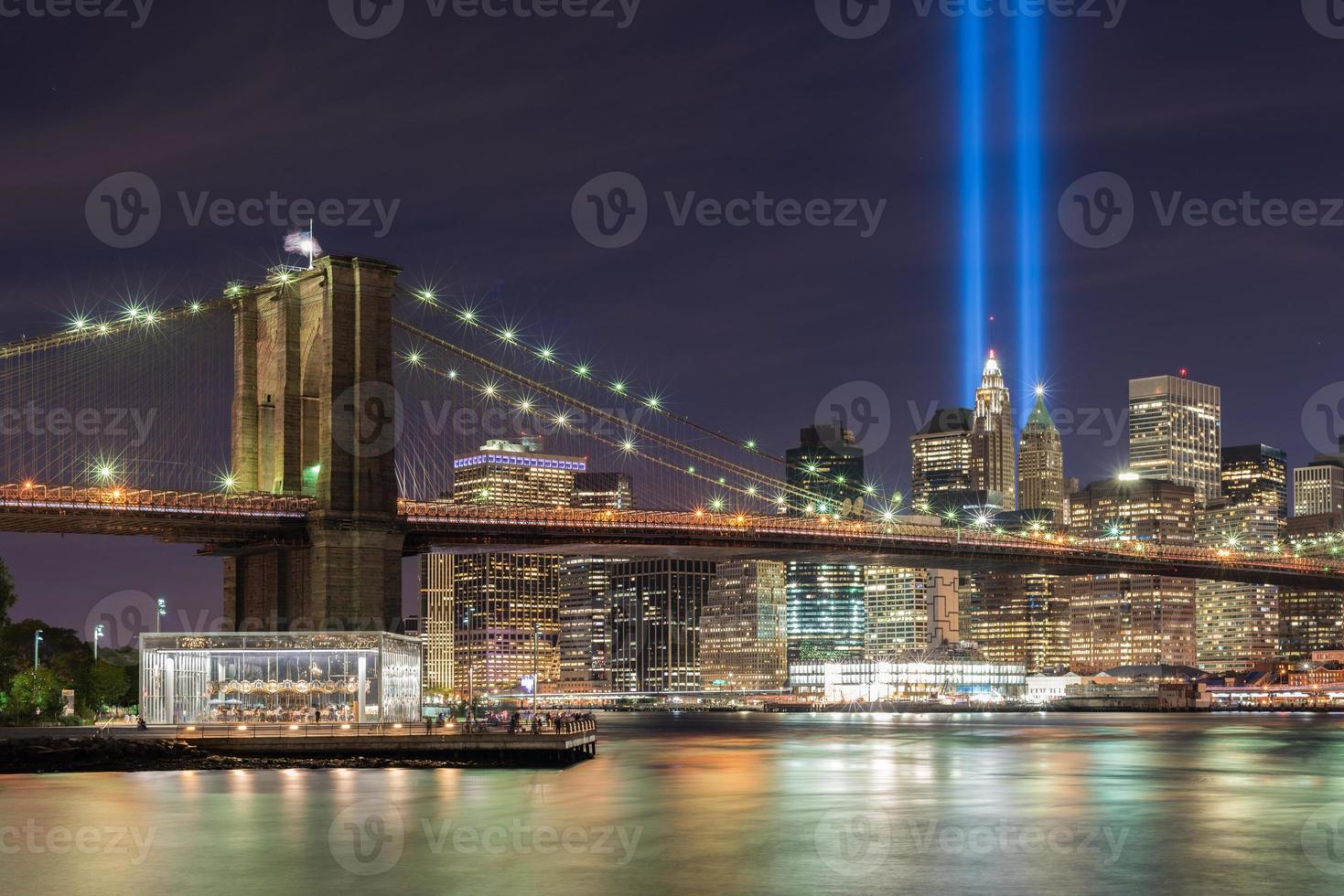 new york city manhattan skyline der innenstadt bei nacht mit dem tribute in light zur erinnerung an den 11. september. foto
