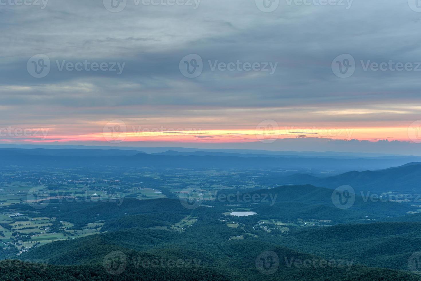 Sonnenuntergang entlang des Shenandoah-Tals und der Blue Ridge Mountains aus dem Shenandoah-Nationalpark, Virginia foto