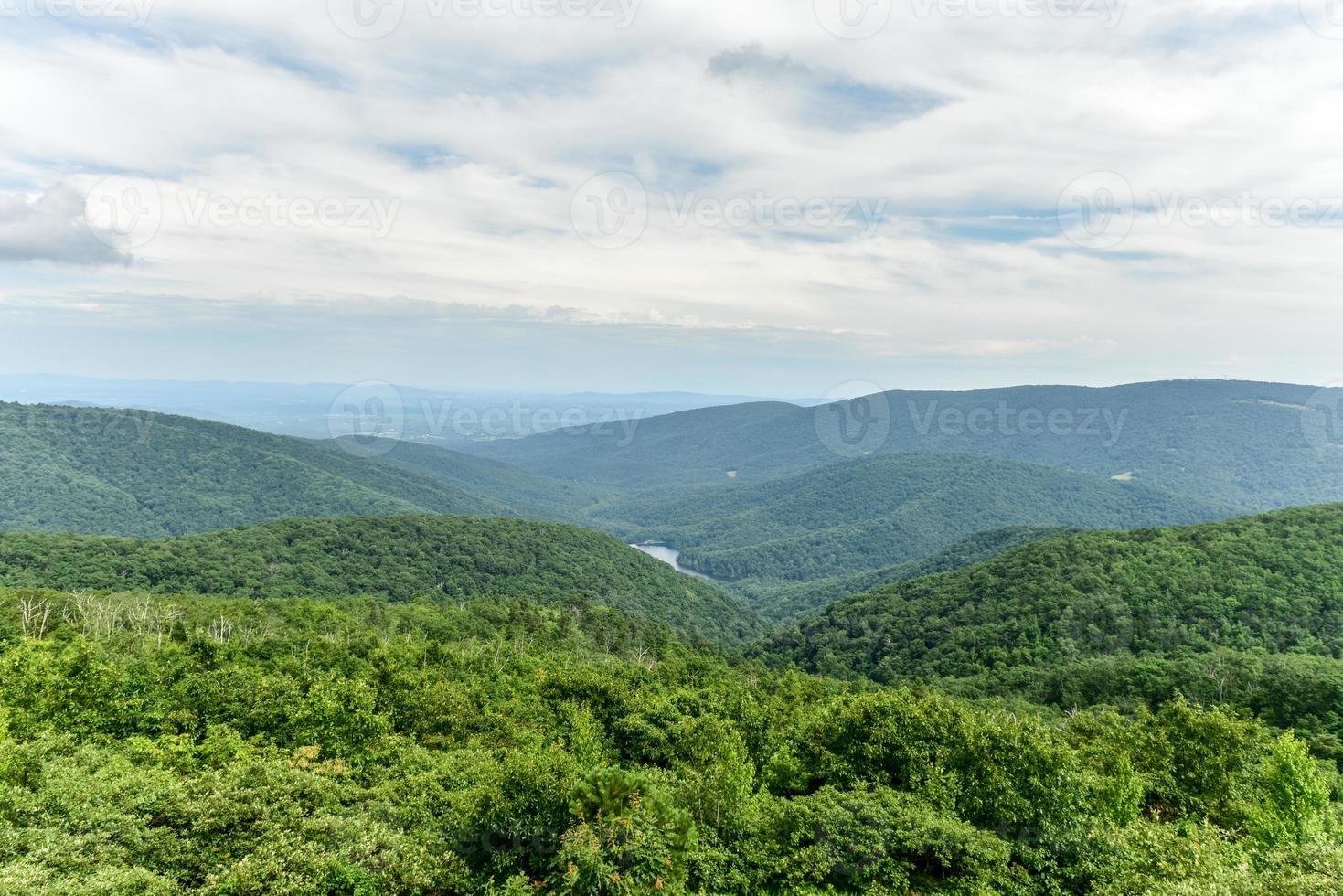 Blick auf das Shenandoah-Tal und die Blue Ridge Mountains vom Shenandoah-Nationalpark, Virginia foto