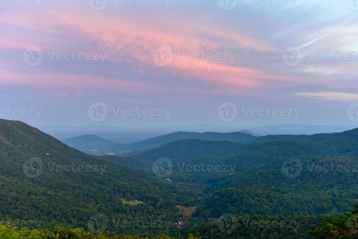 Sonnenuntergang entlang des Shenandoah-Tals und der Blue Ridge Mountains aus dem Shenandoah-Nationalpark, Virginia foto