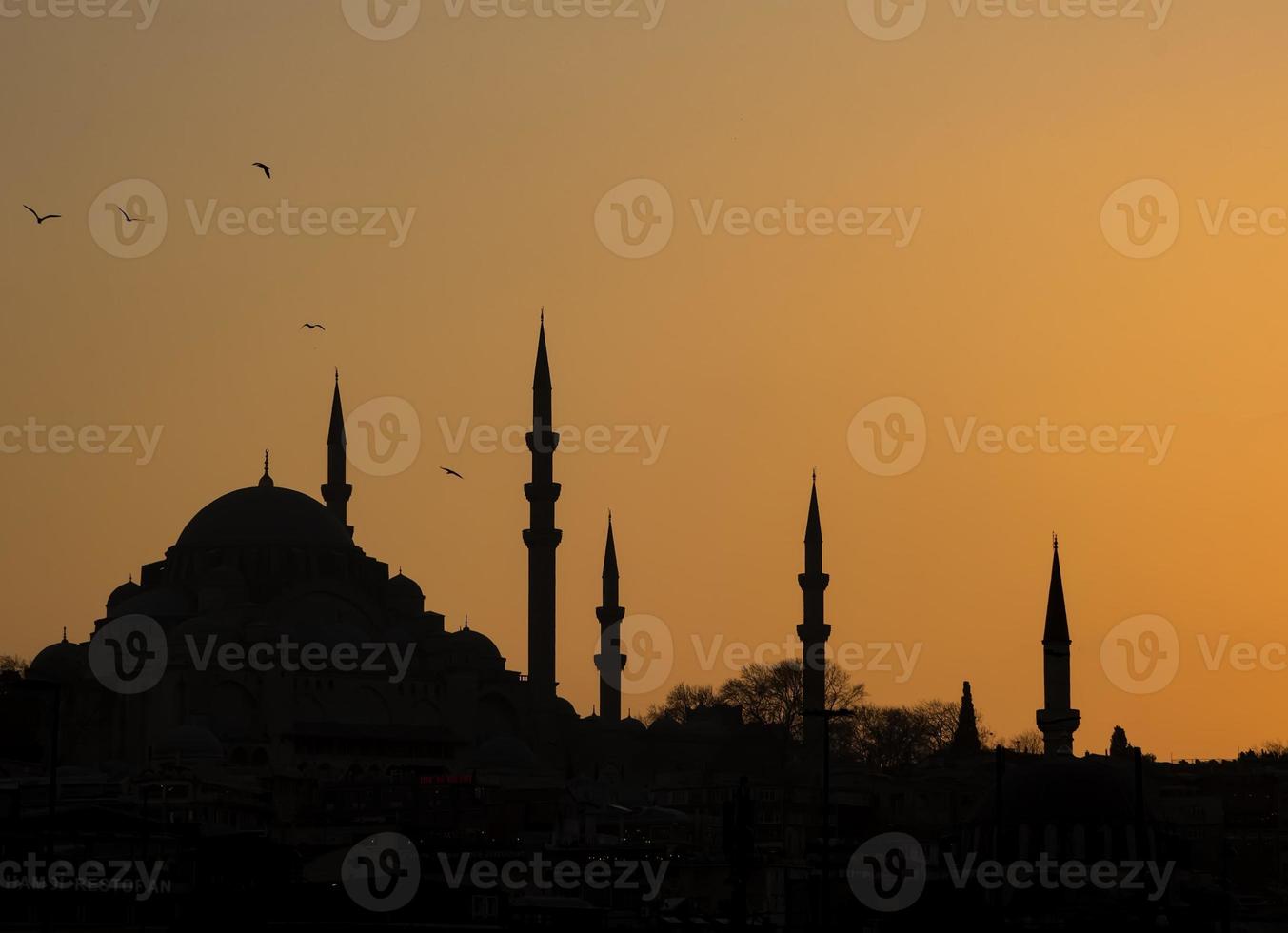 Silhouette der Altstadt - Sultanahmet-Moscheen in der untergehenden Sonne in Istanbul Türkei. Die Altstadt von Istanbul hat viele Moscheen, die eine Silhouette von Minaretten geben foto