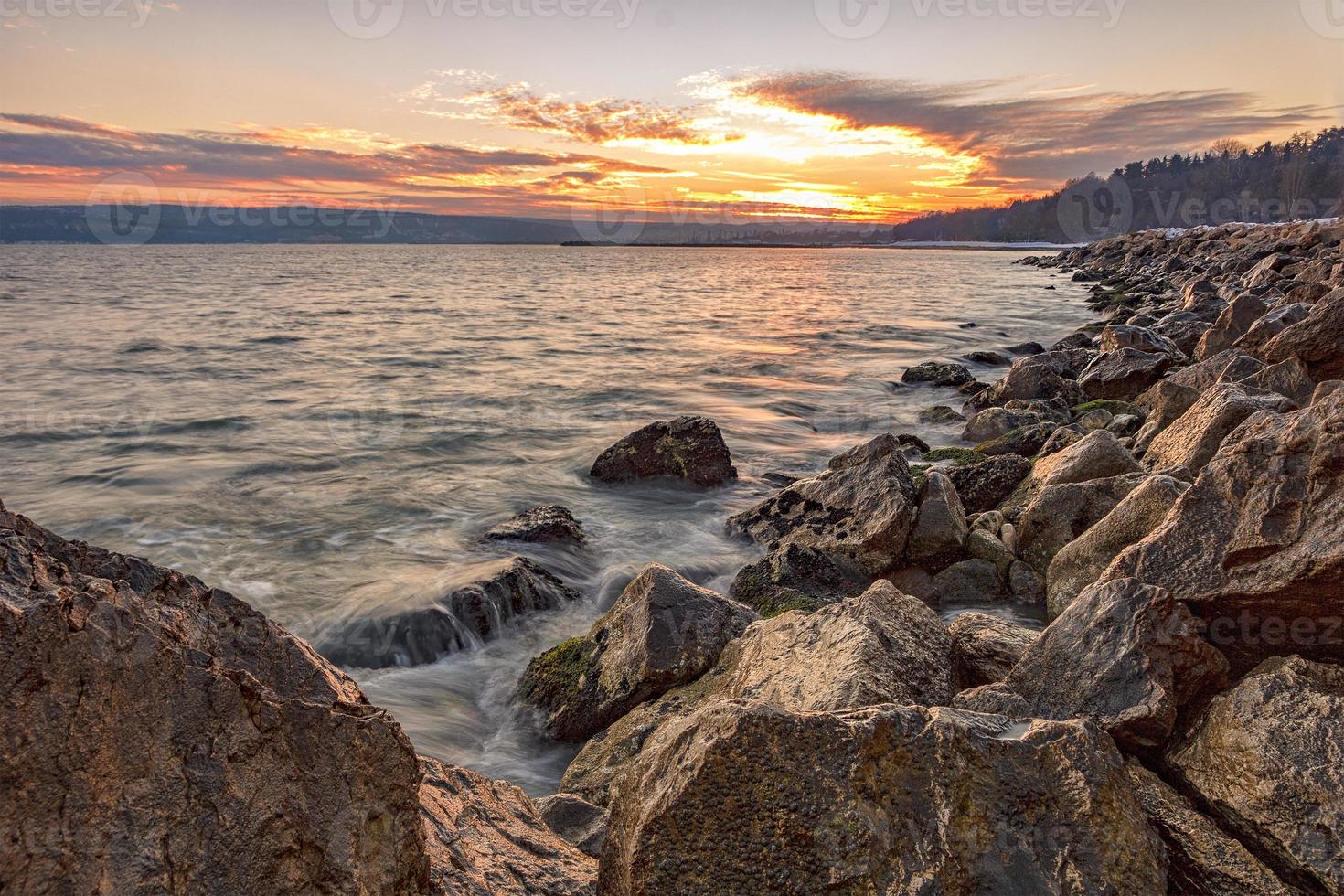 aufregender sonnenuntergang. Schönheit Meer felsige Küste mit Wellen Bewegungsunschärfe. Warna, Bulgarien foto