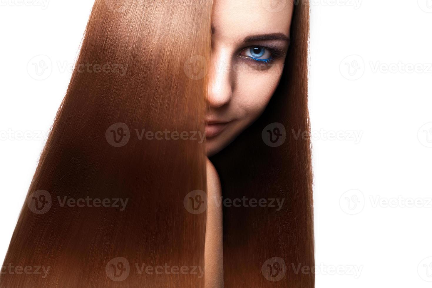 charmante Frau mit perfektem, glattem, langem, braunem Haar und blauen Augen, die wegschauen foto