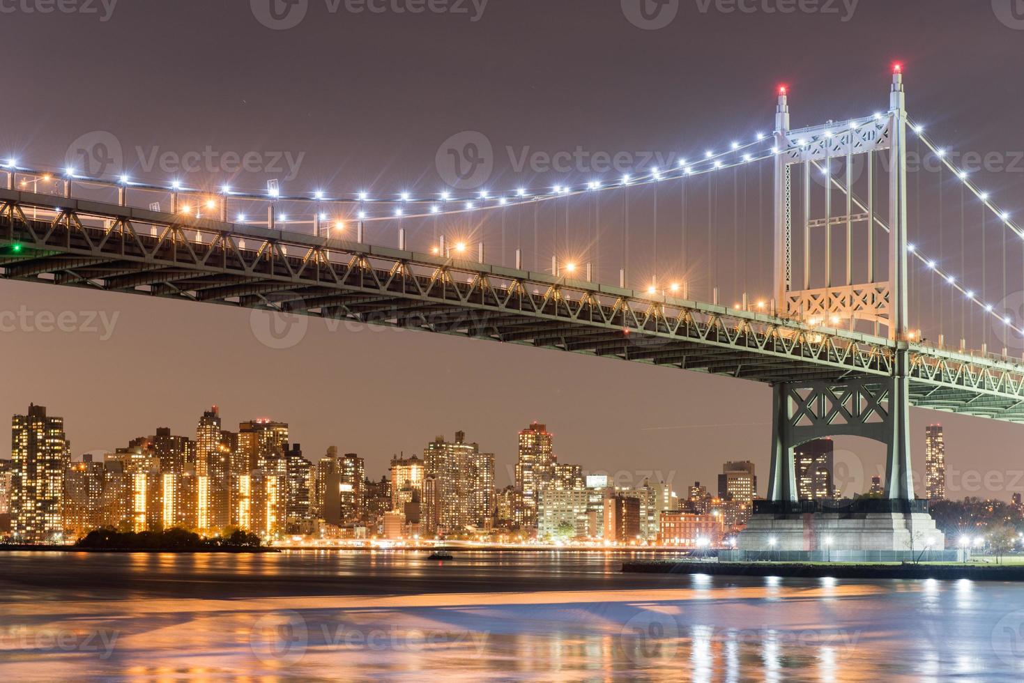 Robert f. Kennedy Bridge bei Nacht, in Astoria, Queens, New York foto