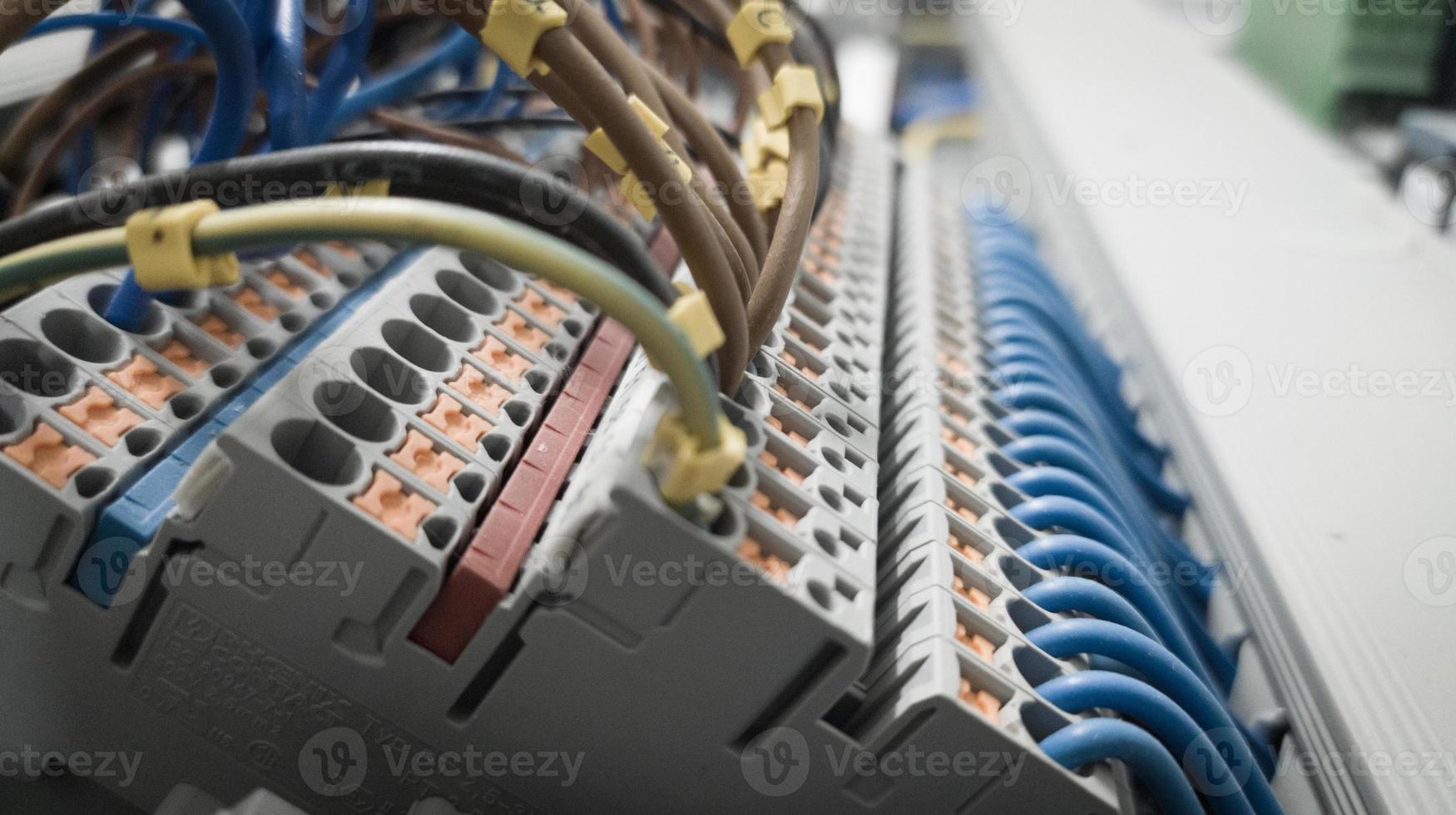 Verdrahtungsinstallation Stromkreis im Panel-Mikrocontroller. foto