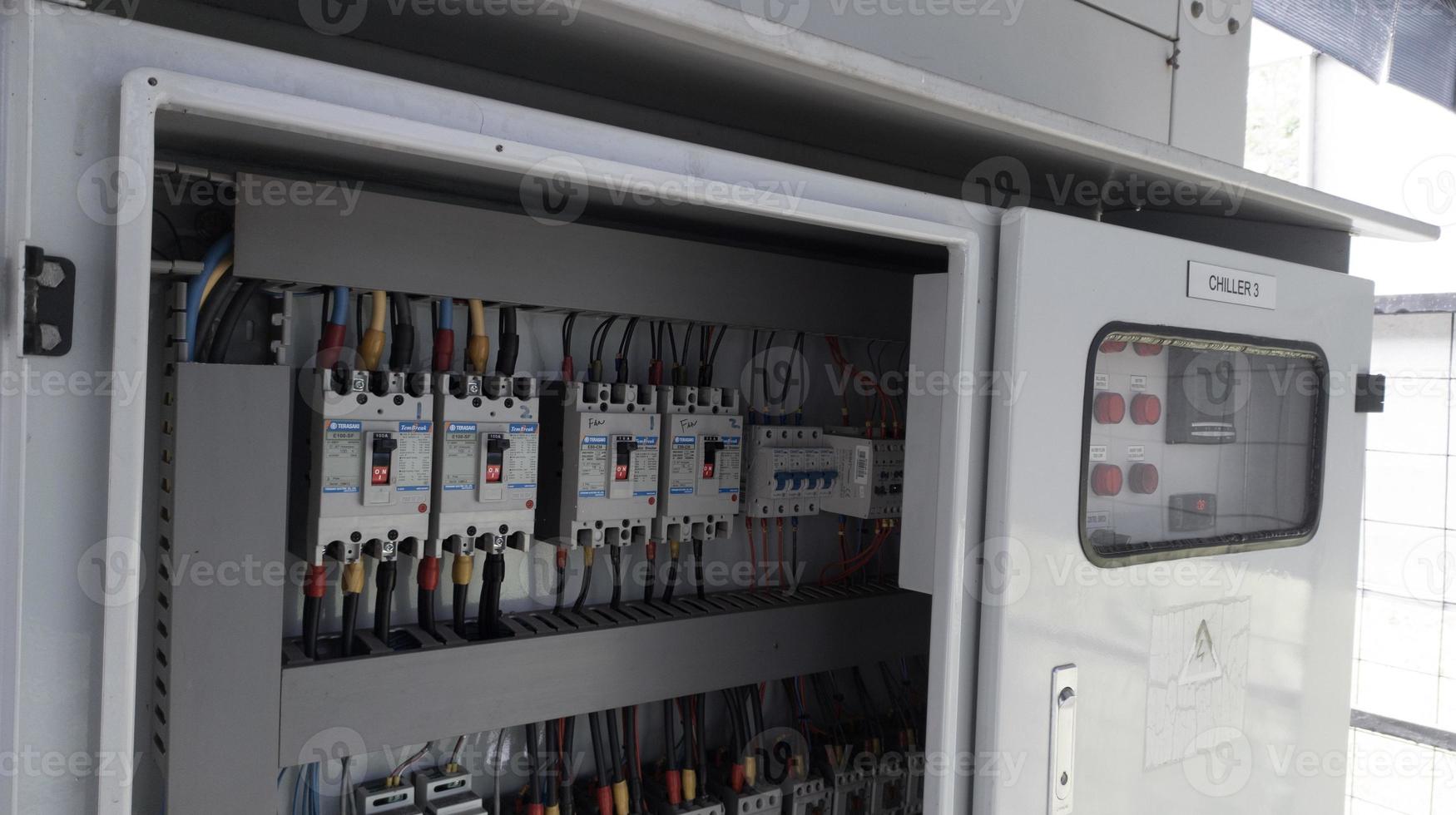 Einheitssteuerung elektrisch für Wasserkühlsystem. Industrielle Steuerungskühlermaschine. foto