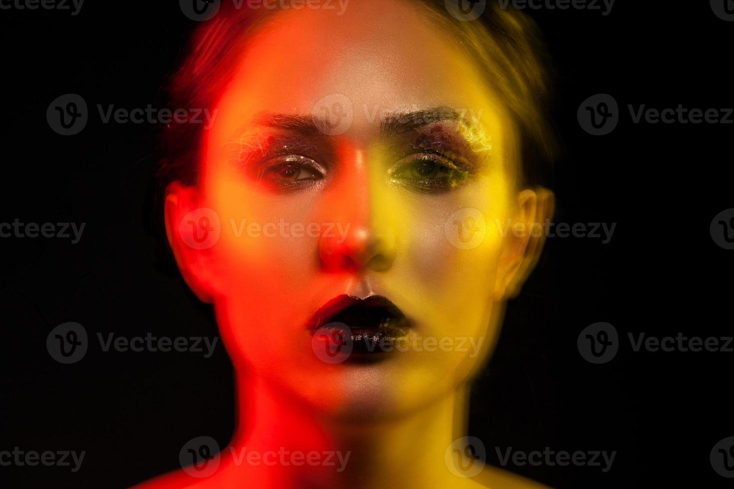 Porträt der jungen Frau der Schönheit, die mit gemischten Lichtern geschossen wird foto