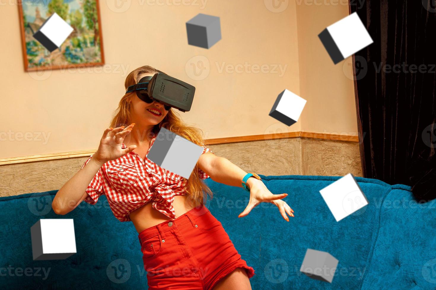 Frau im Virtual-Reality-Helm foto